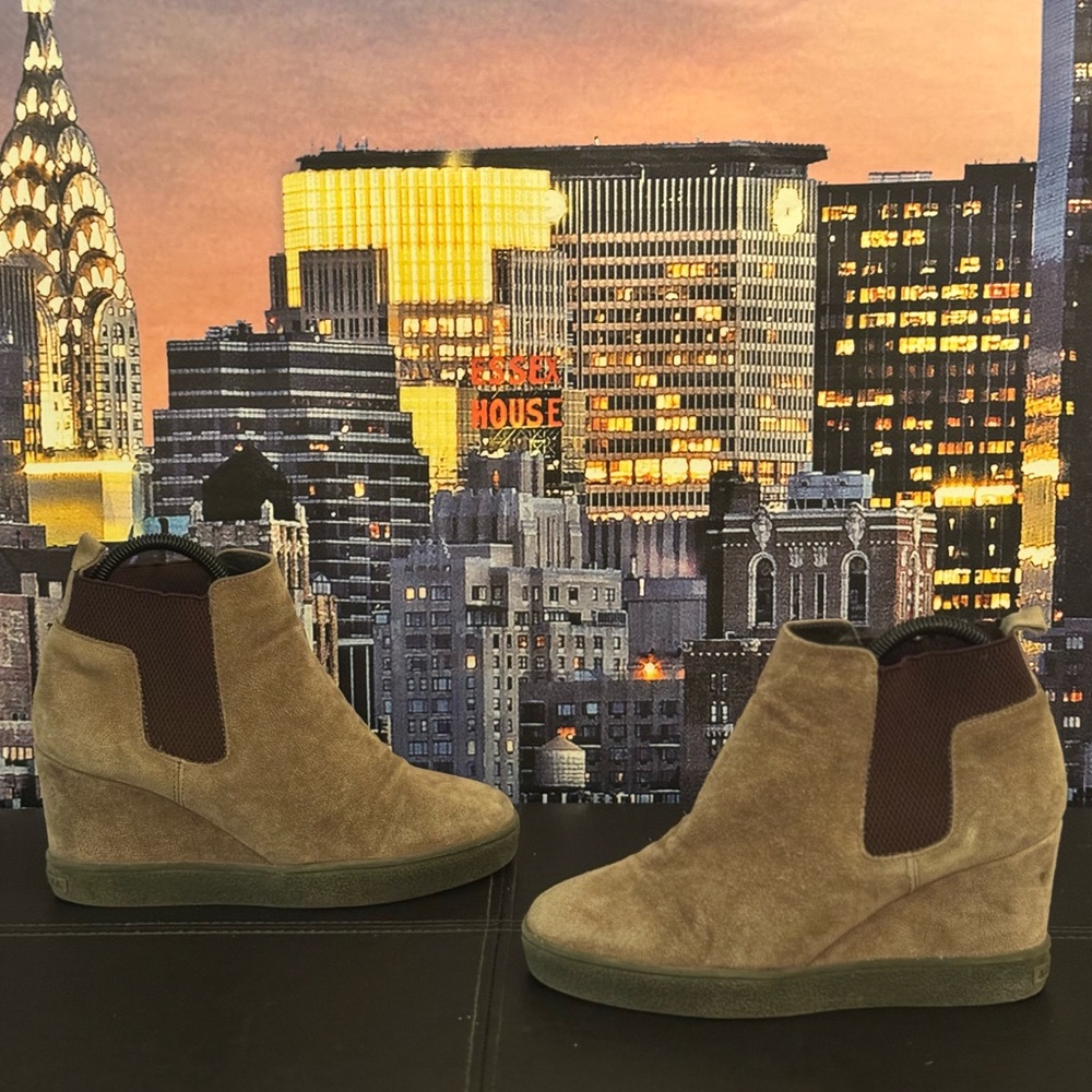 Womens aquatalia wedge bootie size 6